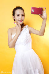 组图：张嘉倪色彩大片优雅从容显多面性格