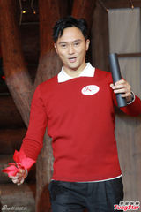 组图：张智霖表演变花束魔术 圣诞享家庭乐趣