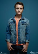 组图：准妈妈温丝莱特写真秀乳沟 与布洛林勾肩