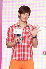 幻灯组图：飞轮海邀请粉丝共同宣传台湾观光