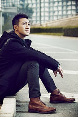 组图：王阳街拍秀长腿 目光深邃玩酷男人味