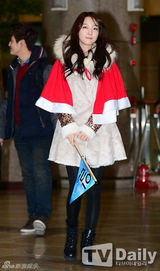 组图：GirlsDay穿红斗篷亮相机场 娇俏可爱