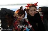 组图：少女时代集体着可爱圣诞装扮赴日宣传