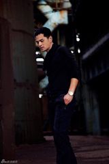 组图：边原街拍大片曝光 演绎城市行走的力量