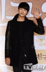 组图：众星助阵《朋友2》 李钟硕宽松毛衫随性