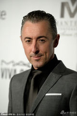 组图：阿德里安亮相晚宴 斯万克蕾丝礼服惊艳