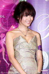 高清图：侯佩岑展现难得性感 大秀右手订婚戒指