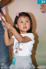 组图：林文龙郭可盈携女义卖 暂无意再生宝宝