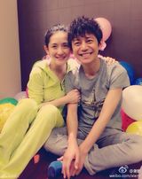 组图：谢娜为何炅准备生日派对 张杰吹气球