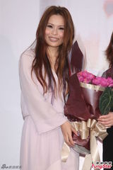 组图：周蕙粉裙亮相气质优雅 现场洒泪否认整形