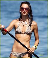 组图：名模安布罗休夏威夷度假 比基尼秀曼妙身材