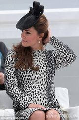 组图：凯特王妃下月将临盆 踩高跟鞋轻盈上楼梯