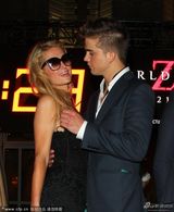 组图：帕丽斯-希尔顿与男友当众热吻秀恩爱