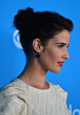 组图：“罗宾阿姨”白裙红唇美丽亮相CBS派对