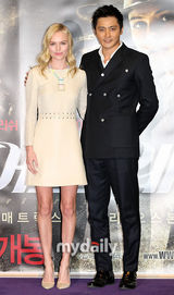 组图：张东健《武士之路》韩国试映 与博斯沃斯亲密