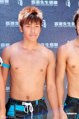 高清图：香港先生上演男色诱惑 水球比赛玩得High