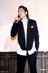 组图：萧敬腾击败金城武获选美妆型男 深情献唱