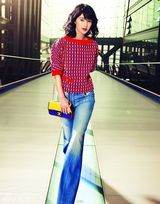 组图：陈燃夏日街拍与萌宠互动显爱心