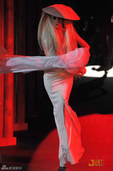 组图：Lady Gaga出席时装秀 脸上点痣造型依旧雷人