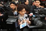 幻灯图：政协会议开幕首日 杨澜关注女大学生就业 