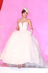 组图：吴千语首走婚纱秀坦言享受浪漫气氛