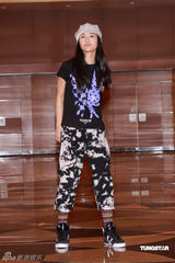 幻灯图集：Twins为个唱彩排 陈伟霆容祖儿探望加油