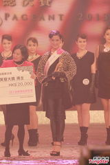 组图：房星彤爆冷摘亚姐后冠 奖杯是生日礼物