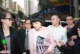 组图：徐濠萦素颜现身香港报业评议会 陈奕迅递交投诉书