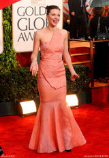 高清组图：玛吉-杰伦哈尔亮相粉色礼服化身美人鱼