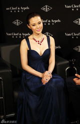 组图：佟大为关悦甜蜜亮相珠宝展秀恩爱