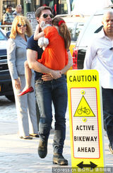 组图：汤姆-克鲁斯离婚后首探爱女 遭狗仔围堵