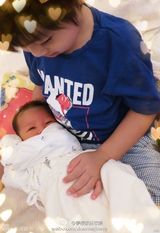 组图：微镜头下的小小志 呆萌可爱完胜童颜老爸