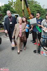 高清图：郭晶晶霍启刚8日注册 闪钻迷人美背抢镜