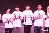 幻灯图：香港演艺界赈灾 tvb艺人唱月亮代表我的心