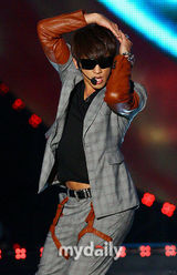 组图：宝儿张靓颖唱响首尔 Rain现场脱衣大秀热舞