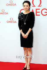 组图：章子怡参加名表派对 黑色礼服亮相高贵优雅