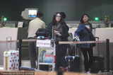 组图：刘诗诗淡妆素雅现身机场 短信发不停
