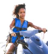 组图：蕾哈娜比基尼秀纹身 素颜玩快艇显老态