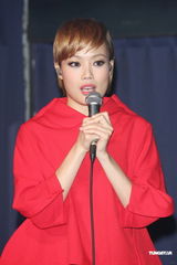 组图：容祖儿睽违11年台北开唱 一身大红烧乌龟