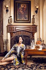 组图：殷桃最新杂志封面曝光率性妩媚