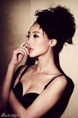 组图：万妮恩黑色系写真涅槃重生从心出发