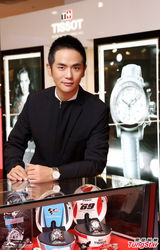 组图：“温太医”张晓龙做代言 台北展优雅形象