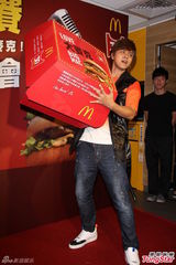 组图：罗志祥戴假发上阵 自豪反串扮相漂亮