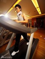 高清组图：袁文康时尚写真 潇洒出镜化身都市精英