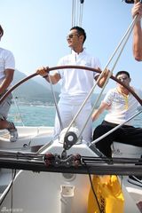 组图：黄晓明驾微博号征战帆船赛 获时代骑士勋章