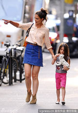 组图：小苏瑞与妈妈凯蒂牵手逛街