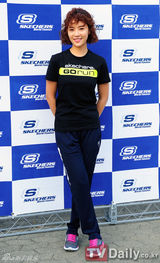 组图：韩星黄静茵参跑马拉松 运动装束亮相笑意足