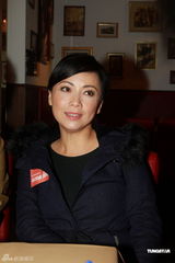 组图：邓萃雯乐做单身代言人 甘愿为另一半下厨