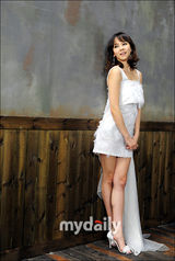 组图：韩星金智宇宣传新写真集 低胸性感娇媚无比