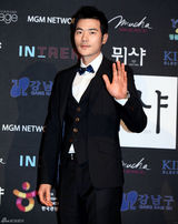 组图：宋允儿李敏贞参加珠宝奖 郑允浩2PM型男本色